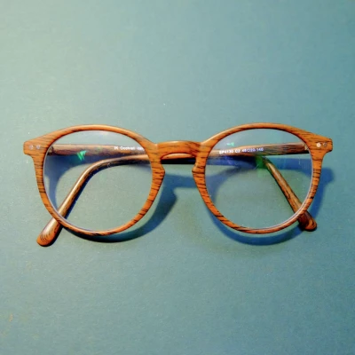 brązowe okulary na niebieskim tle